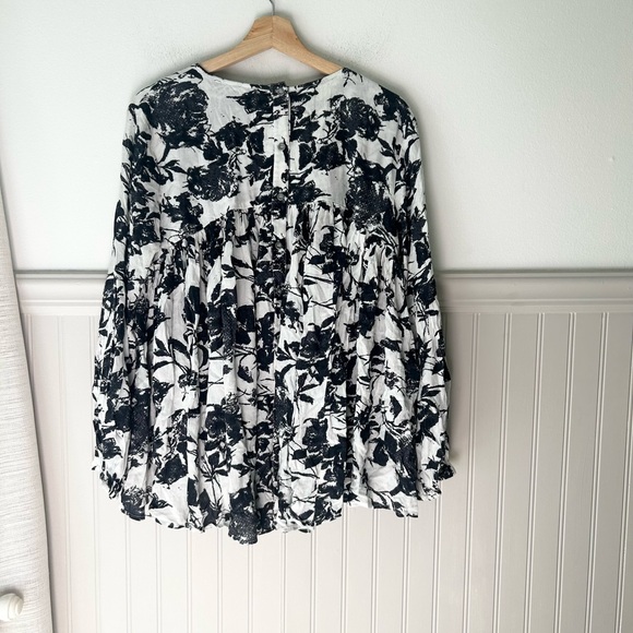 Chelsea & Theodore Large Loose Ruffle Peplum Black and White Floral Blouse - Picture 7 of 10